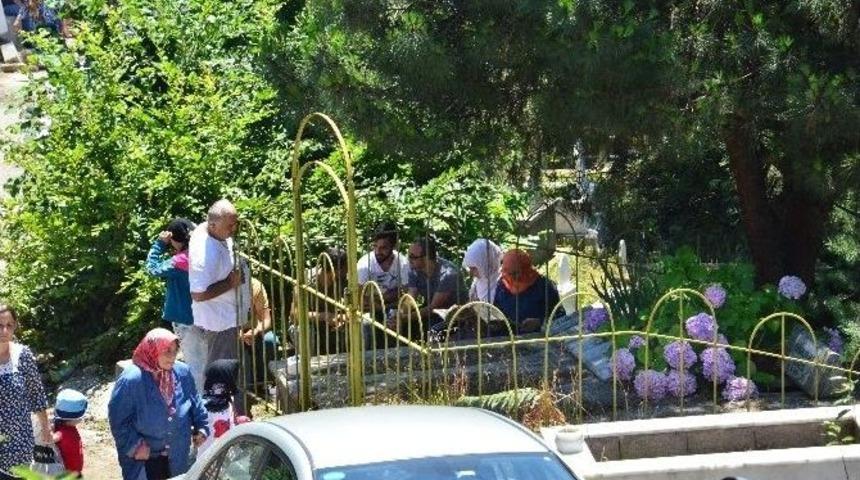Arefe G&uuml;n&uuml; Mezarlıklar Doldu Taştı