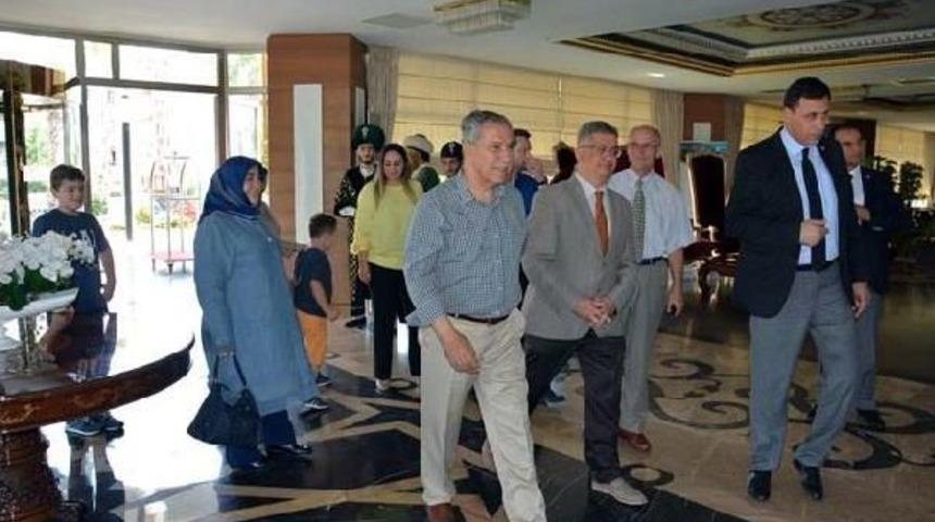 B&uuml;lent Arın&ccedil;, Ak&ccedil;akoca'da Ailesiyle Tatilde