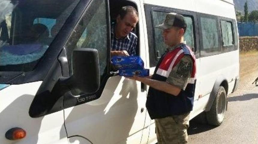 Jandarma&rsquo;dan S&uuml;r&uuml;celerin Bayramını Kutlayarak Uyardı