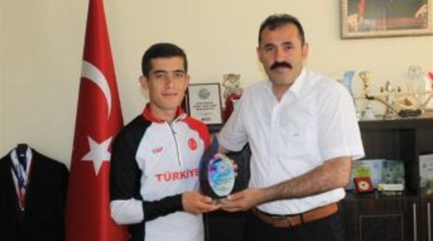 Milli Atletten Kısacık&rsquo;a Ziyaret
