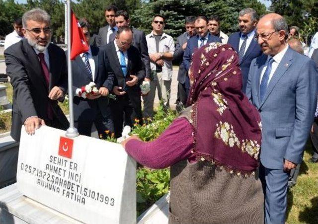 Bakan Yıldız'dan Yumruklu Saldırıya Uğradığı Şehitliğe Ziyaret