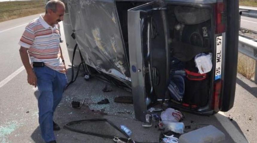 Sivas'ta Otomobil Takla Attı: 4 Yaralı