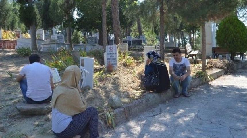 Selendi&rsquo;de Mezarlıklara Ziyaret&ccedil;i Akını