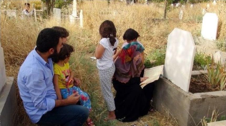 Batman&rsquo;da Arife G&uuml;n&uuml; Mezarlıklar Ziyaret Edildi