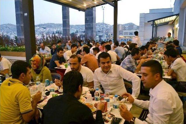 Şanlıurfa Piazza Ailesi İftar Yemeğinde Bir Araya Geldi