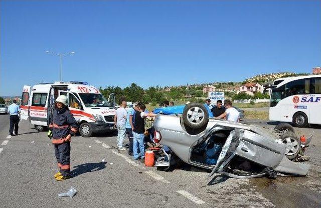 Başkent’te Yön Levhasına Çarpan Otomobil Takla Attı: 3 Yaralı