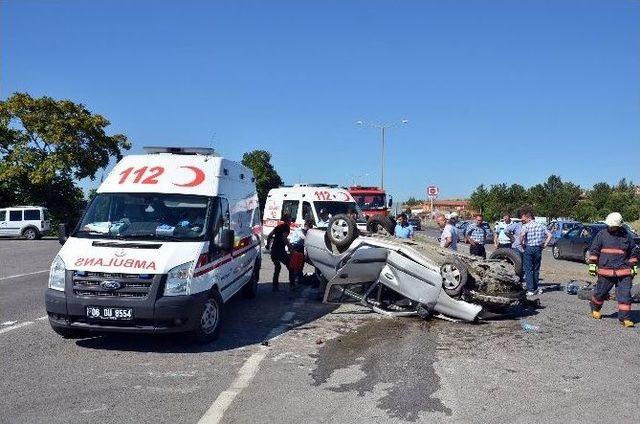 Başkent’te Yön Levhasına Çarpan Otomobil Takla Attı: 3 Yaralı