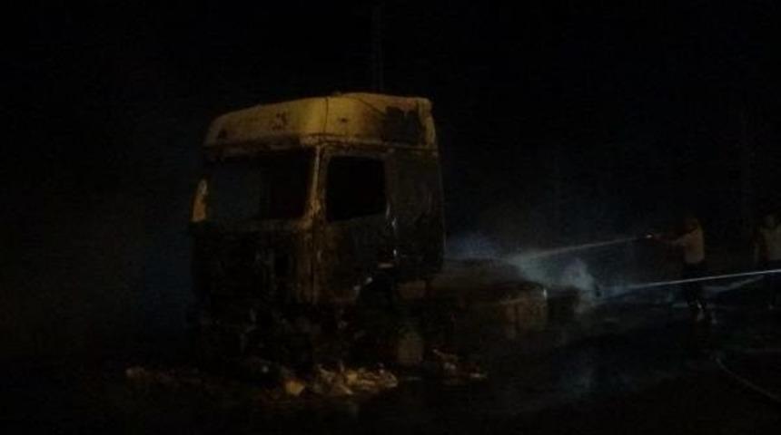 Pkk, Iğdır'da Yol Kesip, Tır Yaktı