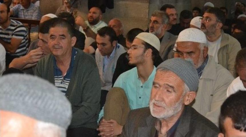 Enerji Ve Tabii Kaynaklar Bakanı Yıldız Bayram Namazını Hunat Camiinde Kıldı