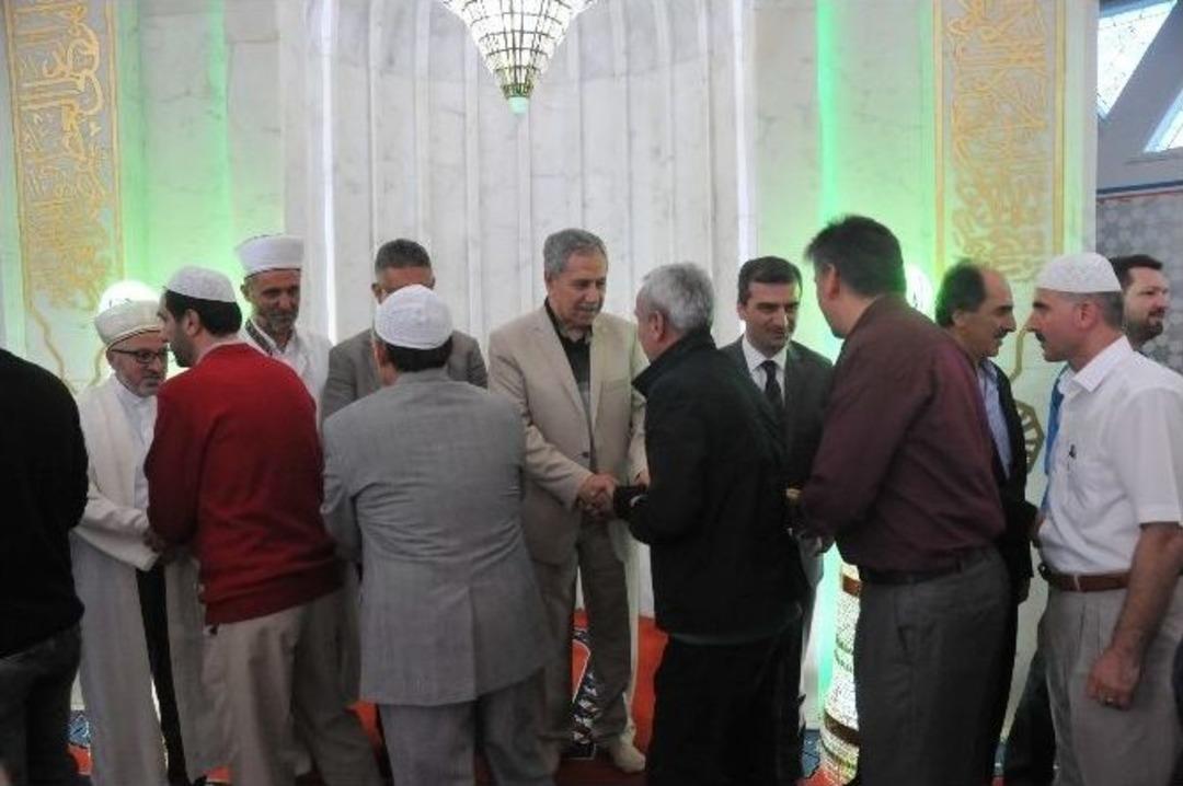 Başbakan Yardımıcısı B&uuml;lent Arın&ccedil;, Bayram Namazını Ak&ccedil;akoca&rsquo;da Kıldı