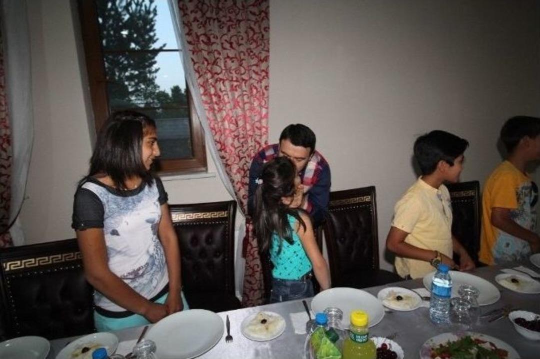 Vali Işın, Son İftarda &Ccedil;ocukları Ağırladı