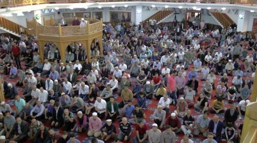 Bayram Namazında Camiler Doldu Taştı