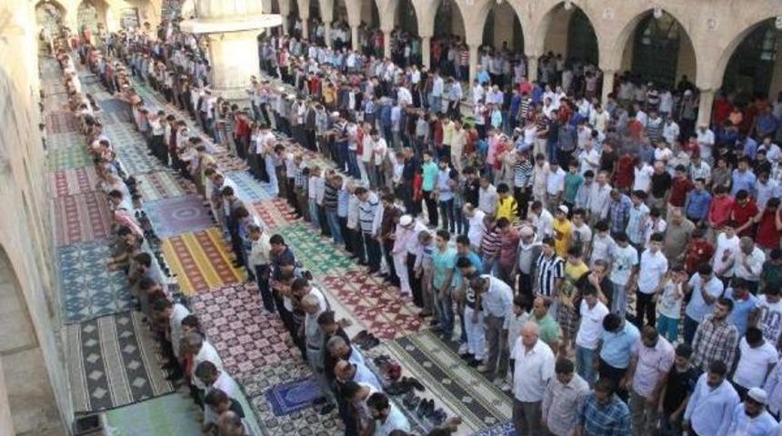 Şanlıurfa'da Cami Ve Mezarlıklarda Bayram Yoğunluğu