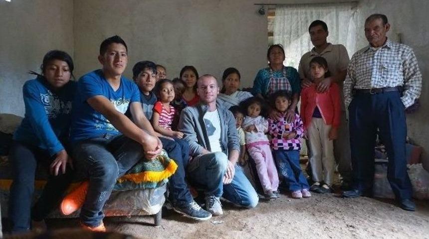 Hem Geziyor Hem Yardım Ulaştırıyor