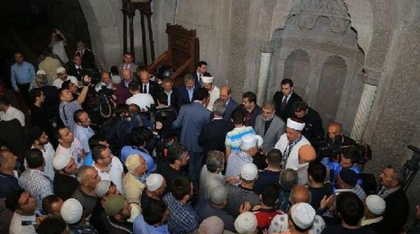 Bakan Yıldız, Cami &Ccedil;ıkışı Kuyruğa Girenlerle Bayramlaştı