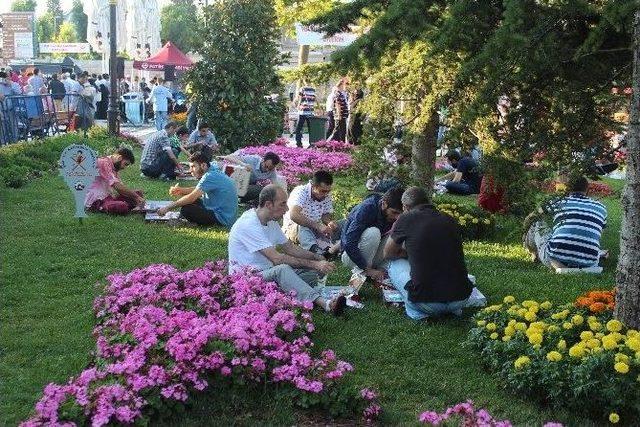 Binlerce Kişi Ramazan Sonrası İlk Kahvaltıyı Fatih Camisinde Yaptı