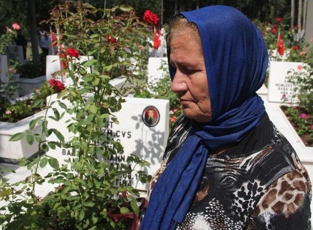 (&ouml;zel Haber) Şehitlikte Buruk Bayram