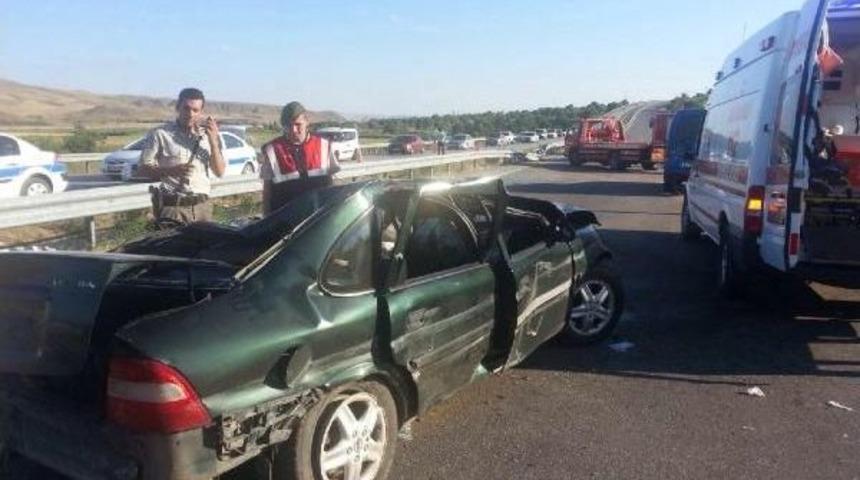 Kırıkkale'de Otomobil Ref&uuml;je &Ccedil;arptı: 4 Yaralı