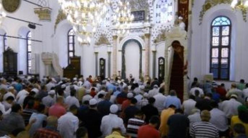 İzmir&rsquo;de Bayram Namazı