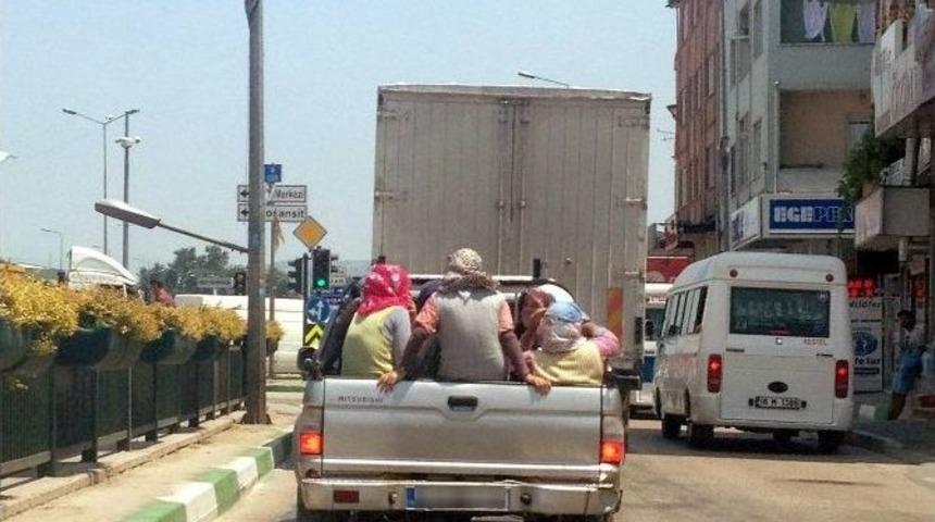 Kadın İşçilerin Kamyonet Kasasındaki Yolculuğu ’pes’ Dedirtti