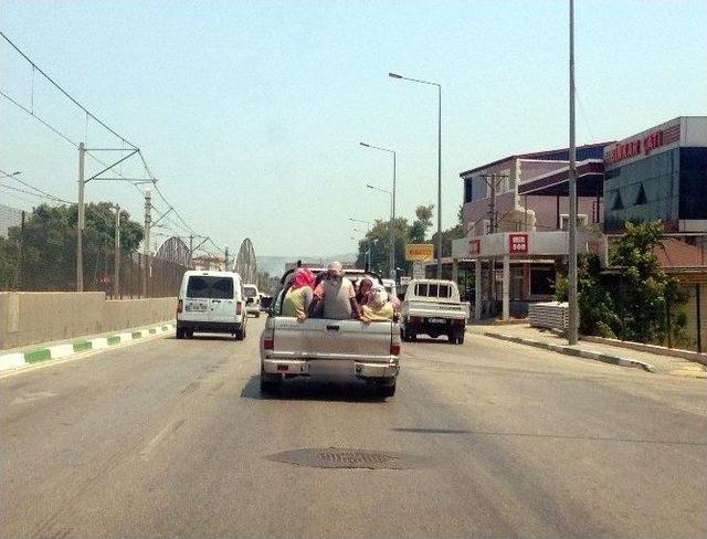 Kadın İşçilerin Kamyonet Kasasındaki Yolculuğu ’pes’ Dedirtti