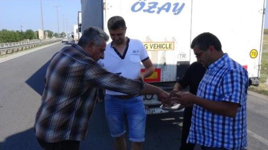 Tır Sürücüleri Kuyrukta Bayramlaştı