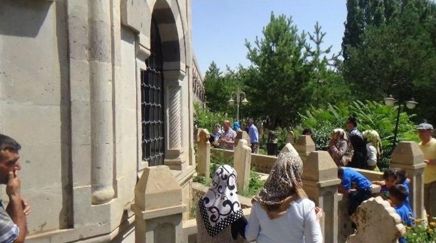 Terzibaba Mezarlığı Bayramda Ziyaret&ccedil;i Akınına Uğradı