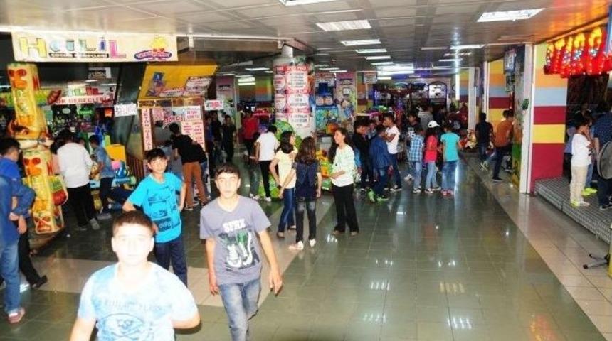 &Ccedil;ocuklar Oyun Parklarına Akın Etti