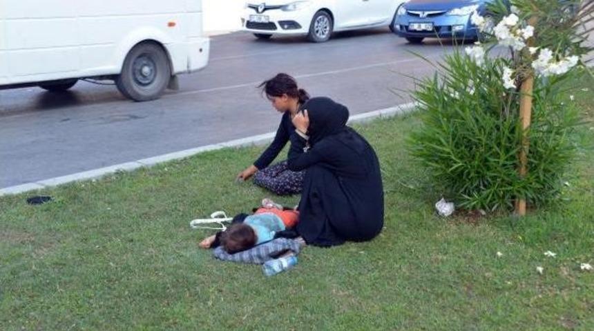 Polis, Dilenen &Ccedil;ıplak Ayaklı Suriyeli &Ccedil;ocuğa Har&ccedil;lık Verip Kavşaktan Uzaklaştırdı