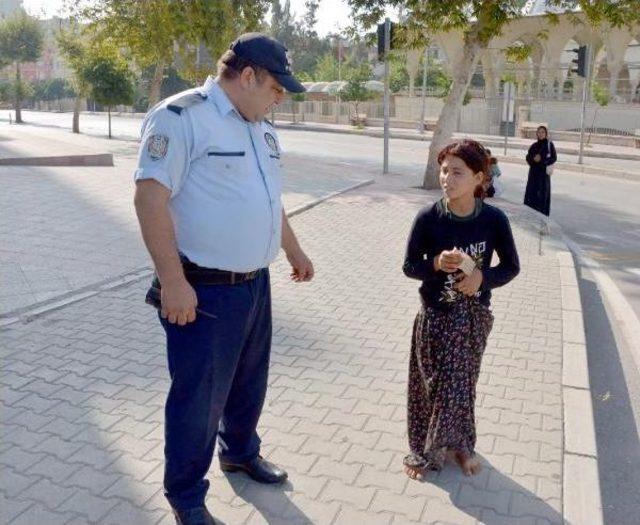 Polis, Dilenen Çıplak Ayaklı Suriyeli Çocuğa Harçlık Verip Kavşaktan Uzaklaştırdı