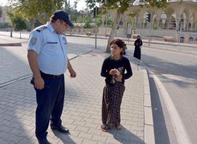 Polis, Dilenen Çıplak Ayaklı Suriyeli Çocuğa Harçlık Verip Kavşaktan Uzaklaştırdı