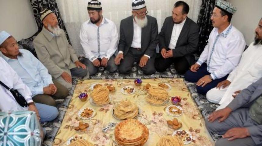 &Ccedil;in'den Ka&ccedil;an Uygur T&uuml;rkleri Soydaşlarıyla Bayramlaştı