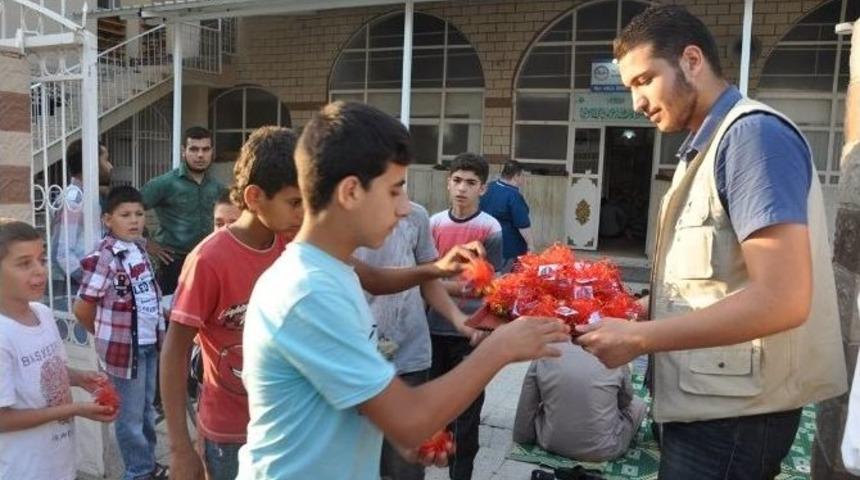 Suriyeliler Bayram Şekeri Dağıttı