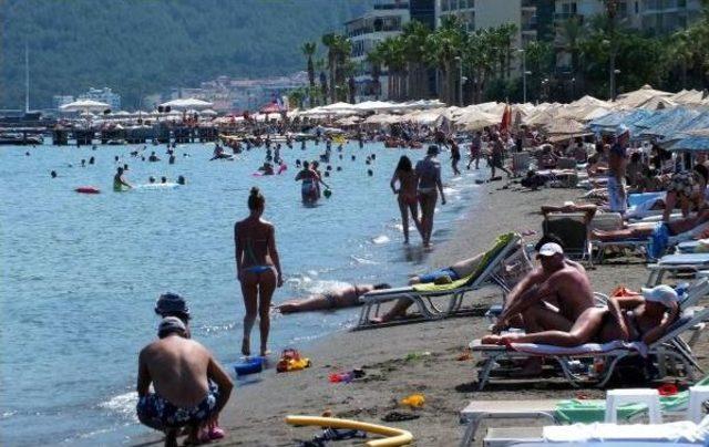 Marmaris'te Plajlar Ve Sokaklar Bayramda Tıklım Tıklım