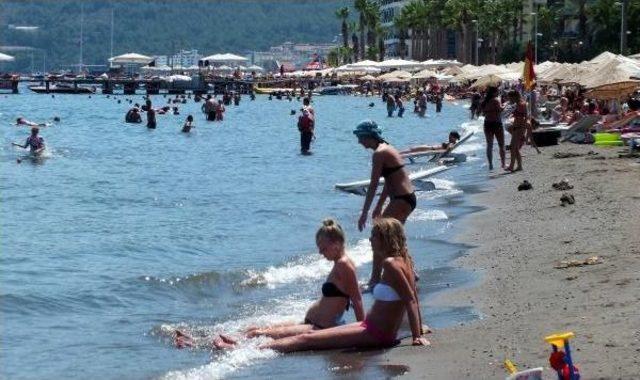 Marmaris'te Plajlar Ve Sokaklar Bayramda Tıklım Tıklım