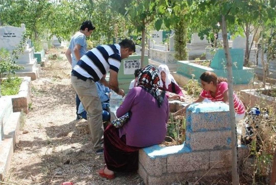 Bayram Sabahı Mezarlıklar Doldu Taştı