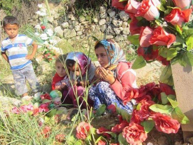 Babasının Mezarını Ziyaret Eden Madenci Kızı: Keşke Toprağın Altında Ben Kalsaydım