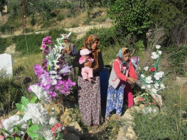 Babasının Mezarını Ziyaret Eden Madenci Kızı: Keşke Toprağın Altında Ben Kalsaydım