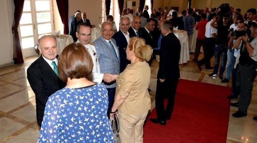 Mersin Valisi &Ccedil;akacak Halkla Bayramlaştı