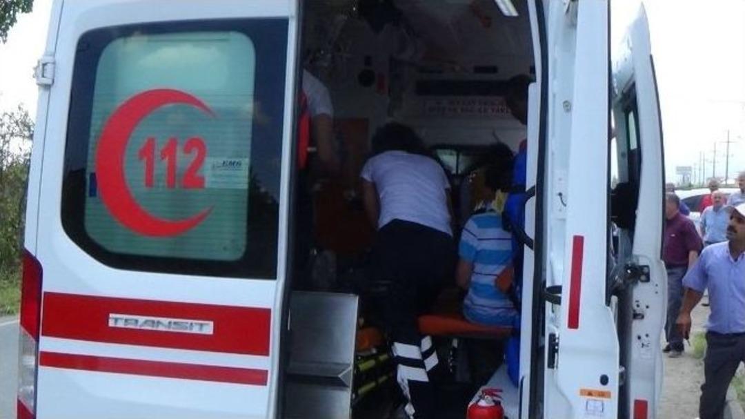 Sakarya&rsquo;da Otomobille Ambulans &Ccedil;arpıştı: 5 Yaralı