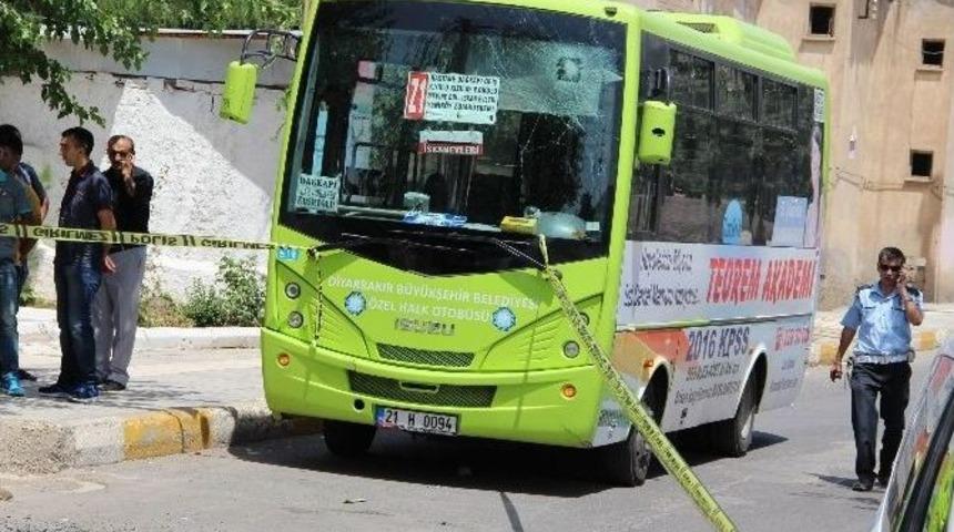 Diyarbakır’da Mezarlık Yolunda Yol Verme Kavgası: 4 Yaralı