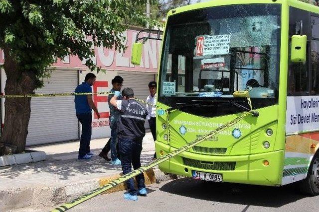 Diyarbakır’da Mezarlık Yolunda Yol Verme Kavgası: 4 Yaralı