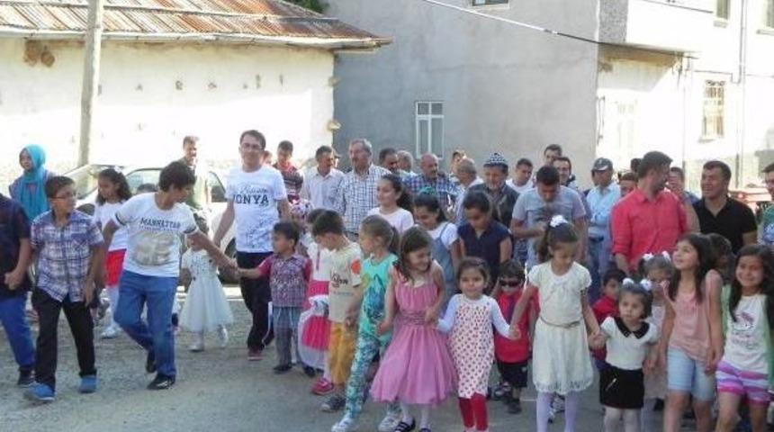 150 Yıllık Gelenek &Ccedil;ocukların  'amin Alayı'