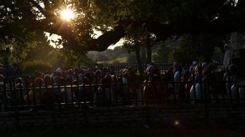 Eski K&uuml;lt&uuml;r&uuml; Devam Ettiren Safranbolulular Namazı Hıdırlıkta Kıldı