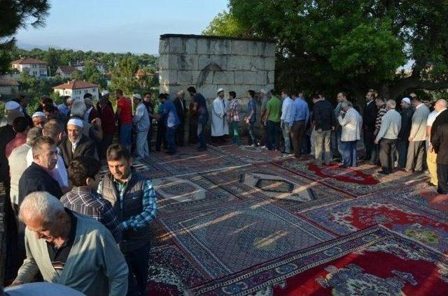 Eski Kültürü Devam Ettiren Safranbolulular Namazı Hıdırlıkta Kıldı