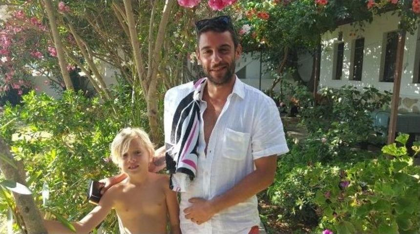 &Uuml;nl&uuml; Oyuncu Omzunda Havlusuyla Objektiflere Takıldı