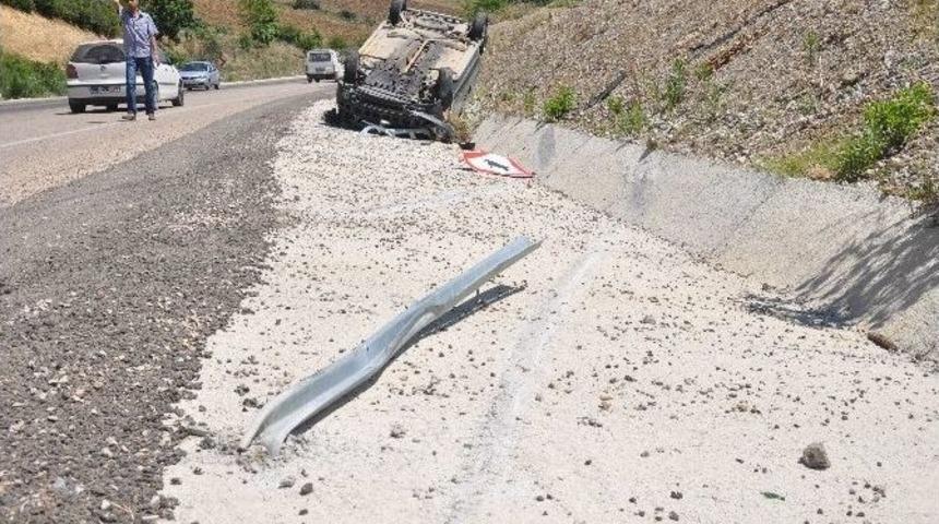 Adana&rsquo;da Kamyonet Takla Attı: 2 Yaralı