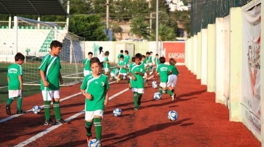 Tatilde Futbol &Ouml;ğreniyorlar