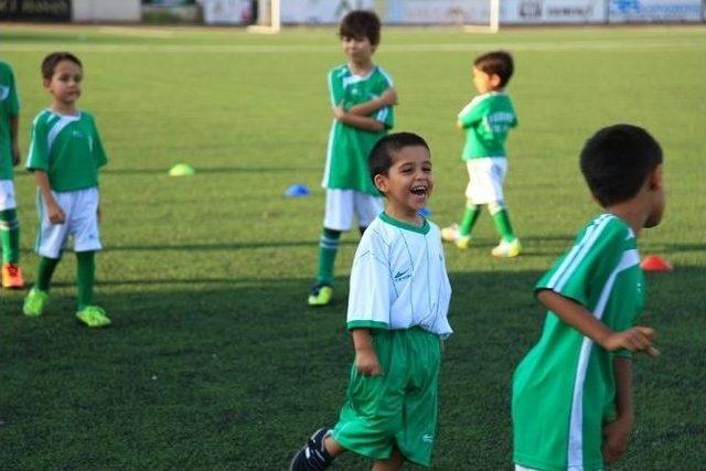 Tatilde Futbol &Ouml;ğreniyorlar 1