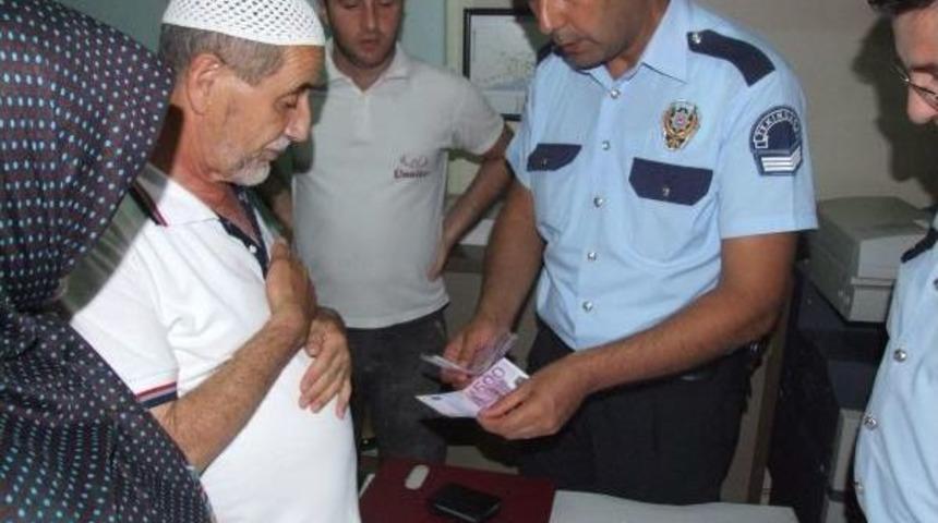 Hacca Gidecek &Ccedil;iftin Para Dolu C&uuml;zdanını Bulup Teslim Etti